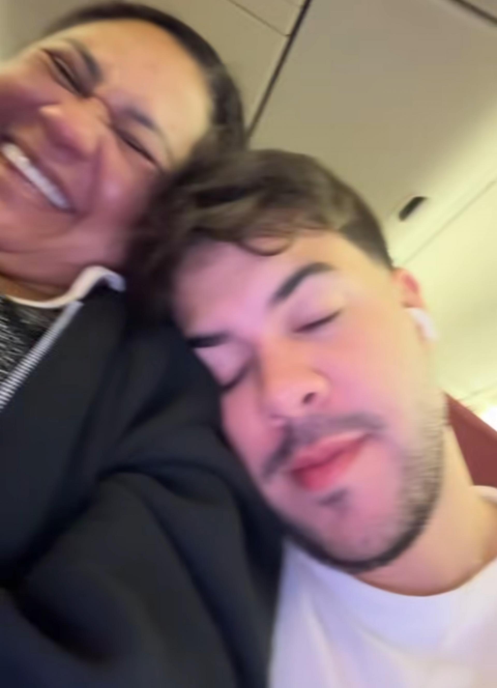 &Aacute;lvaro e Leydi no avi&atilde;o, horas antes da deten&ccedil;&atilde;o