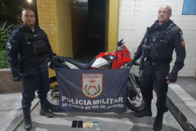 Polícia Militar apreende drogas e captura foragido da Justiça em Arraial do Cabo