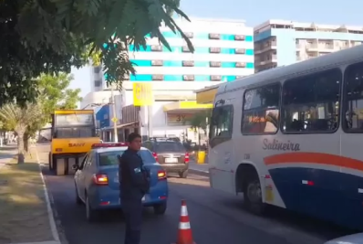 Obras na Avenida Júlia Kubitschek causam lentidão em vias de acesso ao centro de Cabo Frio