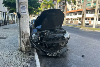 Motorista fica ferido após colidir com poste em Cabo Frio
