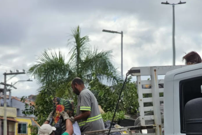 Entulhos e objetos abandonados são removidos em ação de limpeza em Arraial do Cabo