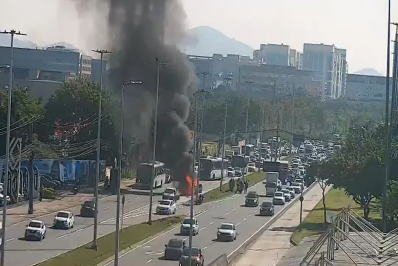 Carro pega fogo na Avenida Ayrton Senna