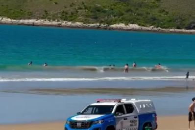 Após assalto na Praia do Peró, em Cabo Frio, PM realiza patrulhamento; uso de viatura levanta debates