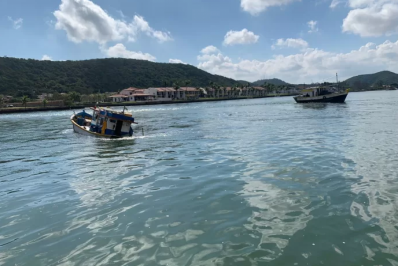 Traineira encalha no Canal do Itajuru, em Cabo Frio, e é rebocada após começar a afundar 