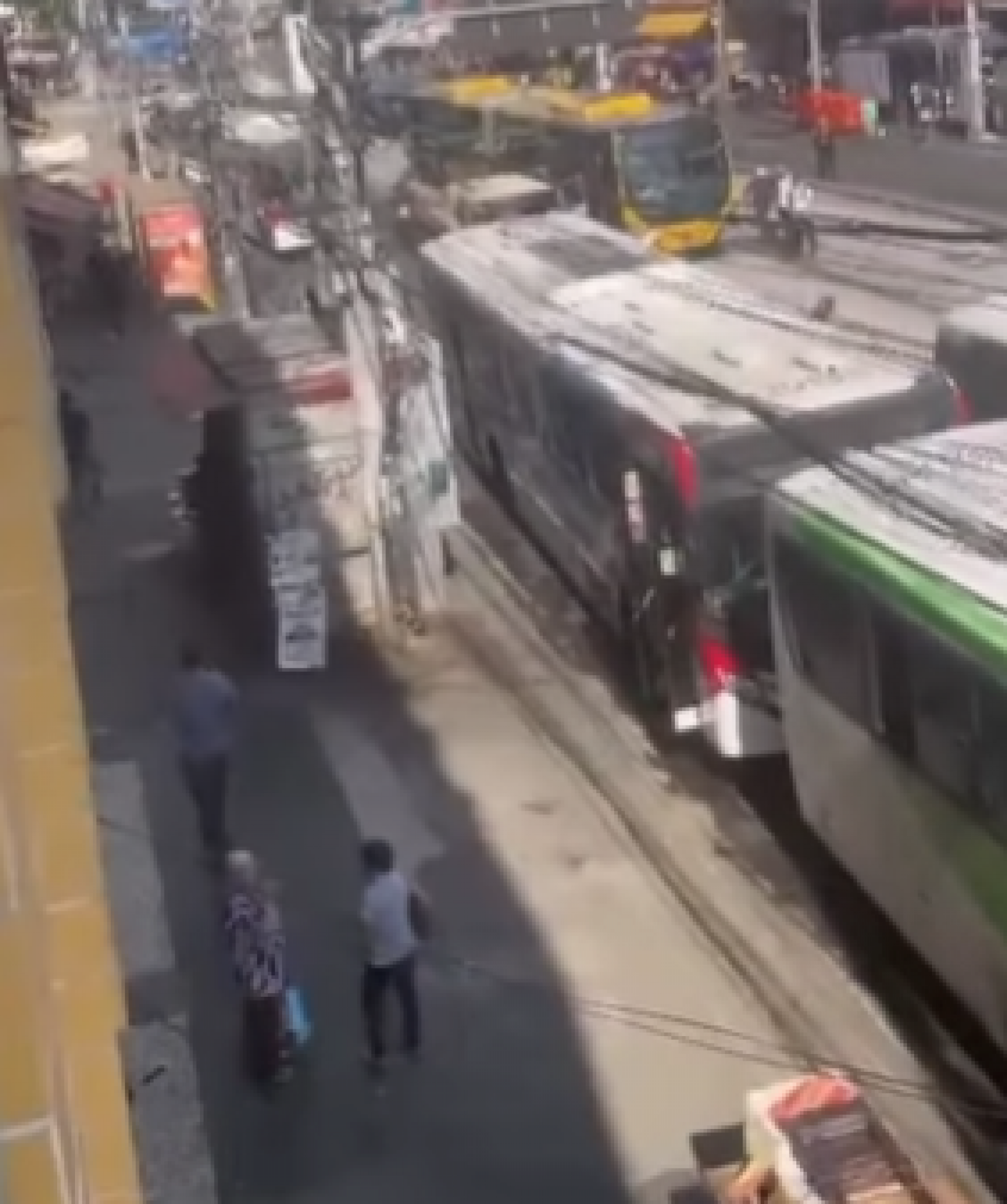 Via foi interditada após ônibus serem sequestrados por criminosos - Reprodução