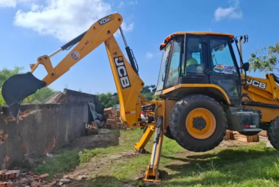 Prefeitura de Cabo Frio remove muro construído de forma irregular em área de preservação no distrito de Tamoios