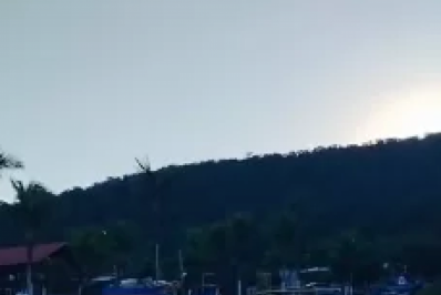 Embarcação naufragada é retirada do Canal do Itajuru, em Cabo Frio