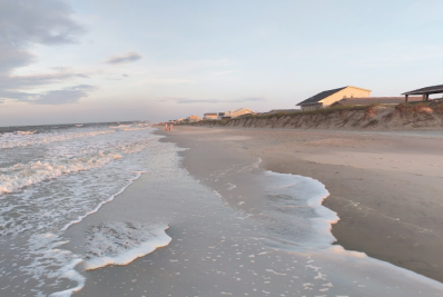 Adolescente é atropelada por caminhonete enquanto tomava sol em praia nos EUA