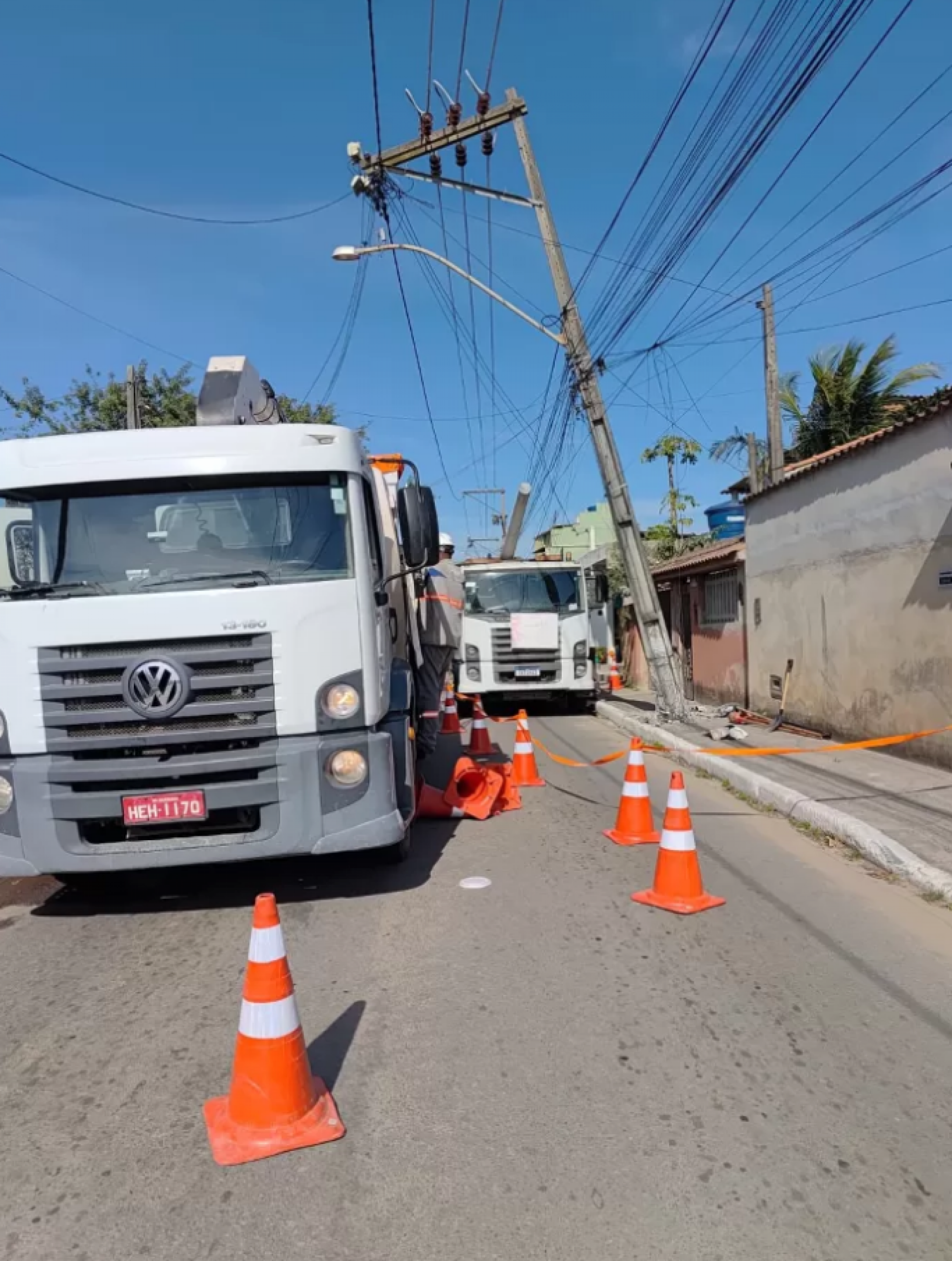 Poste com base comprometida