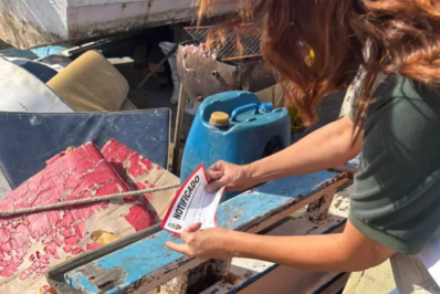 Embarcação é autuada por reforma irregular no Canal do Itajuru, em Cabo Frio