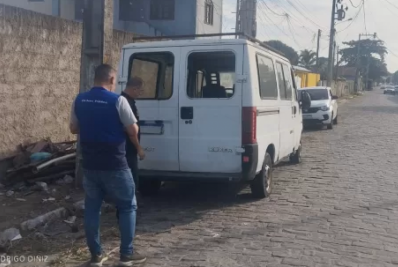 Fiscalização retira carros abandonados das ruas de Tamoios, em Cabo Frio