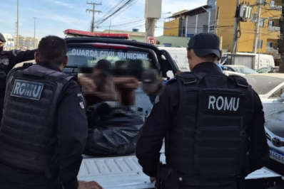 Grupo é levado à delegacia após denúncia de tráfico e uso de drogas na Praia do Forte, em Cabo Frio