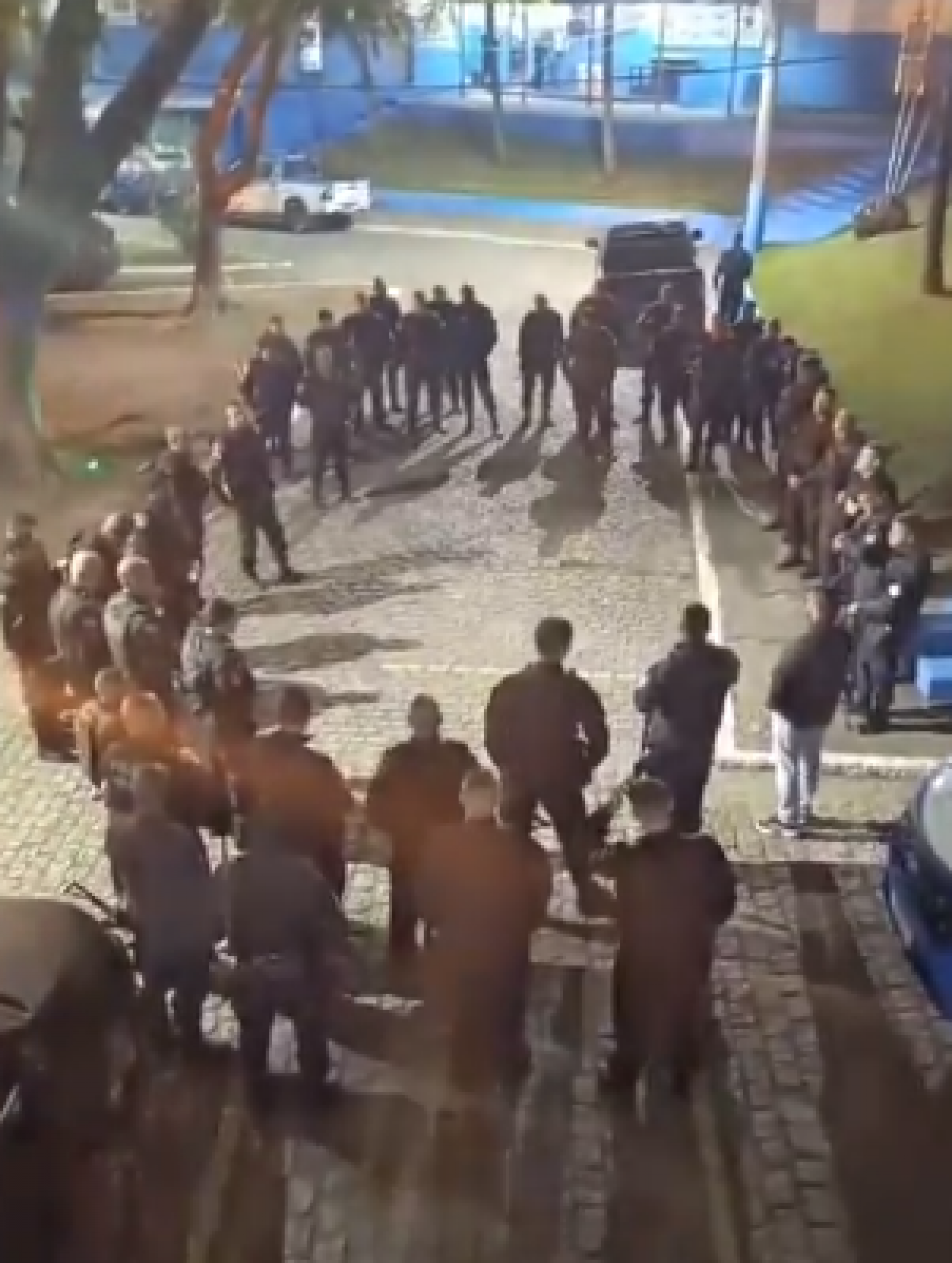 Policiais do 14º BPM (Bangu) atuam na comunidade - Reprodução