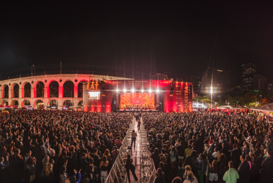 Concerto com Duda Beat e Orquestra Ouro Preto reúne multidão nos Arcos da Lapa