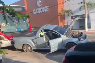 Motorista perde o controle após pneu estourar e provoca colisão com ônibus em Cabo Frio