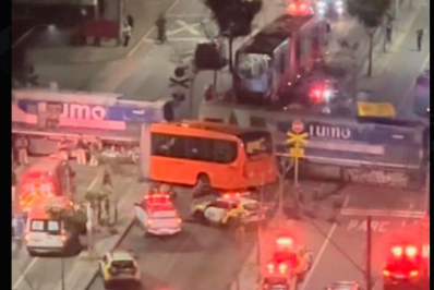 Ônibus biarticulado parte ao meio após colidir com trem e deixa 11 feridos no Paraná