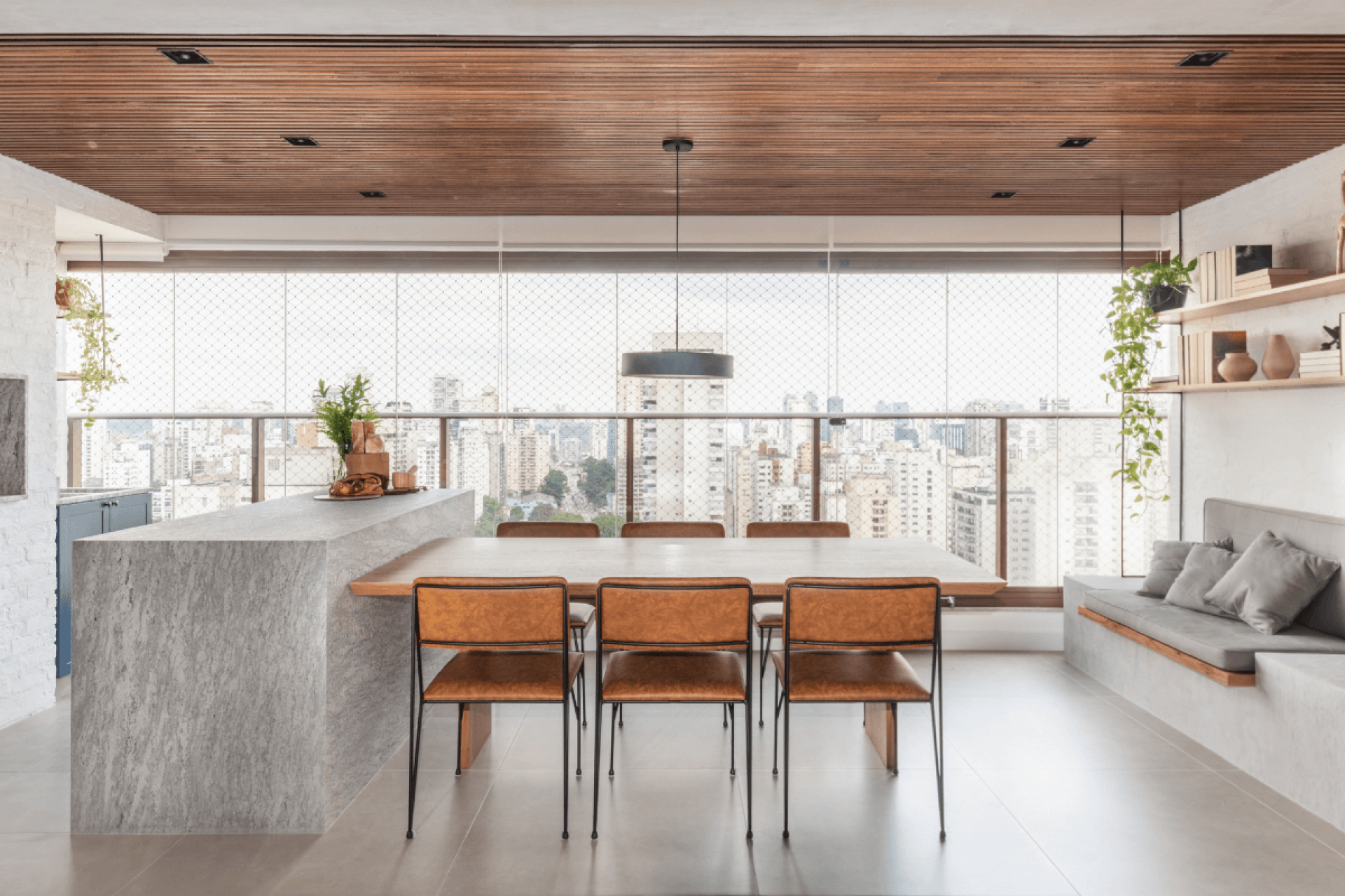 As pedras naturais e sintéticas estão em alta nos projetos de arquitetura e interiores (Projeto: escritório Conectarq | Imagem: Guilherme Pucci) 