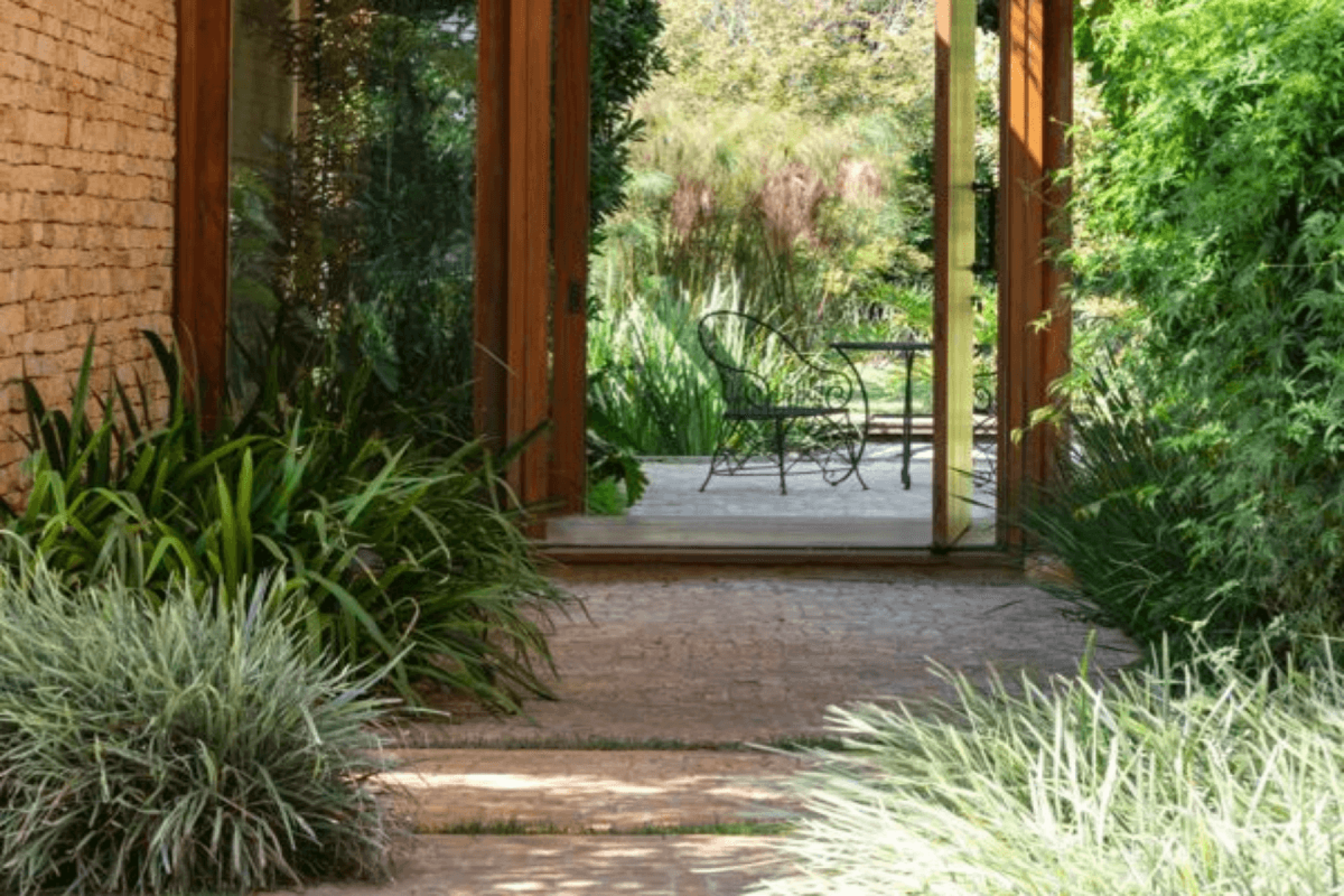 Conhecer o ciclo das plantas e como elas reagem ao inverno garante bons resultados no paisagismo (Projeto de arquitetura: Gilda Meirelles | Paisagismo: Cat&ecirc; Poli | Foto: Evelyn Muller) 