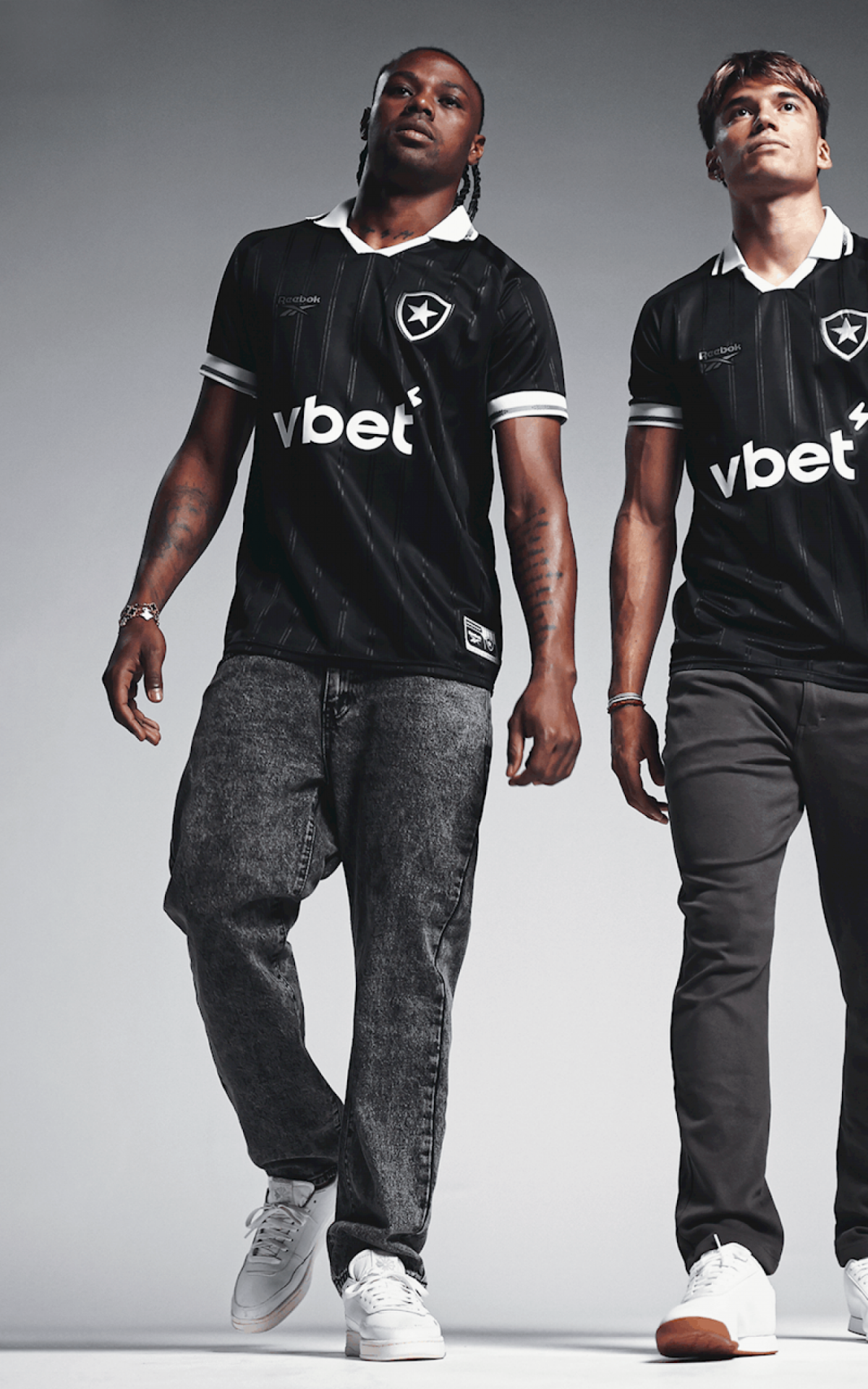 Kaio Fernando e Joaqu&iacute;n Correa foram os modelos do lan&ccedil;amento do uniforme dois do Botafogo - Divulga&ccedil;&atilde;o / Botafogo