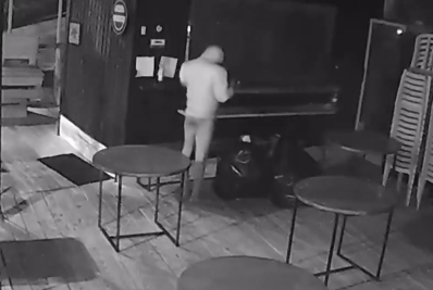 Vídeo: Ladrão vestindo apenas calcinha e blusa furta bar em São Paulo