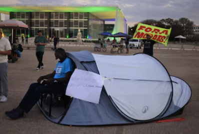 Em ato pró-Bolsonaro, deputado põe mordaça e acampa na Praça dos Três Poderes