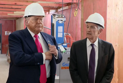 Divergência sobre obra gera climão entre Trump e presidente do Fed diante de jornalistas