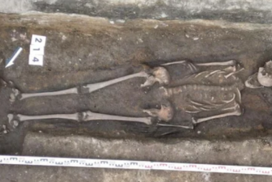 Esqueleto completo de cavaleiro medieval é descoberto enterrado sob sorveteria