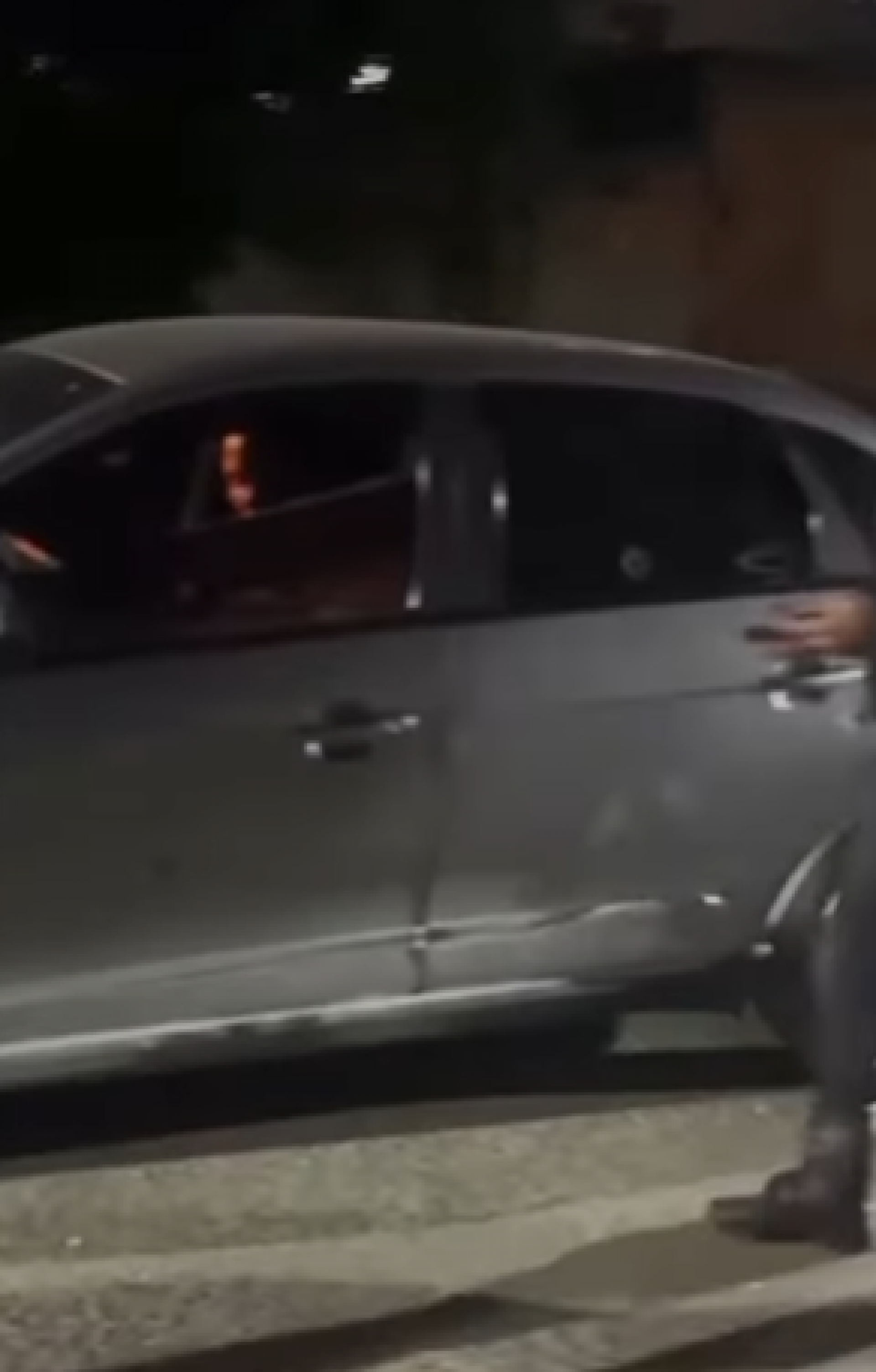 Marcas dos tiros que atingiram o veículo roubado pelos criminosos - Reprodução