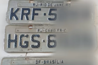 Placas de veículos perdidas na chuva estão disponíveis para retirada em Arraial do Cabo