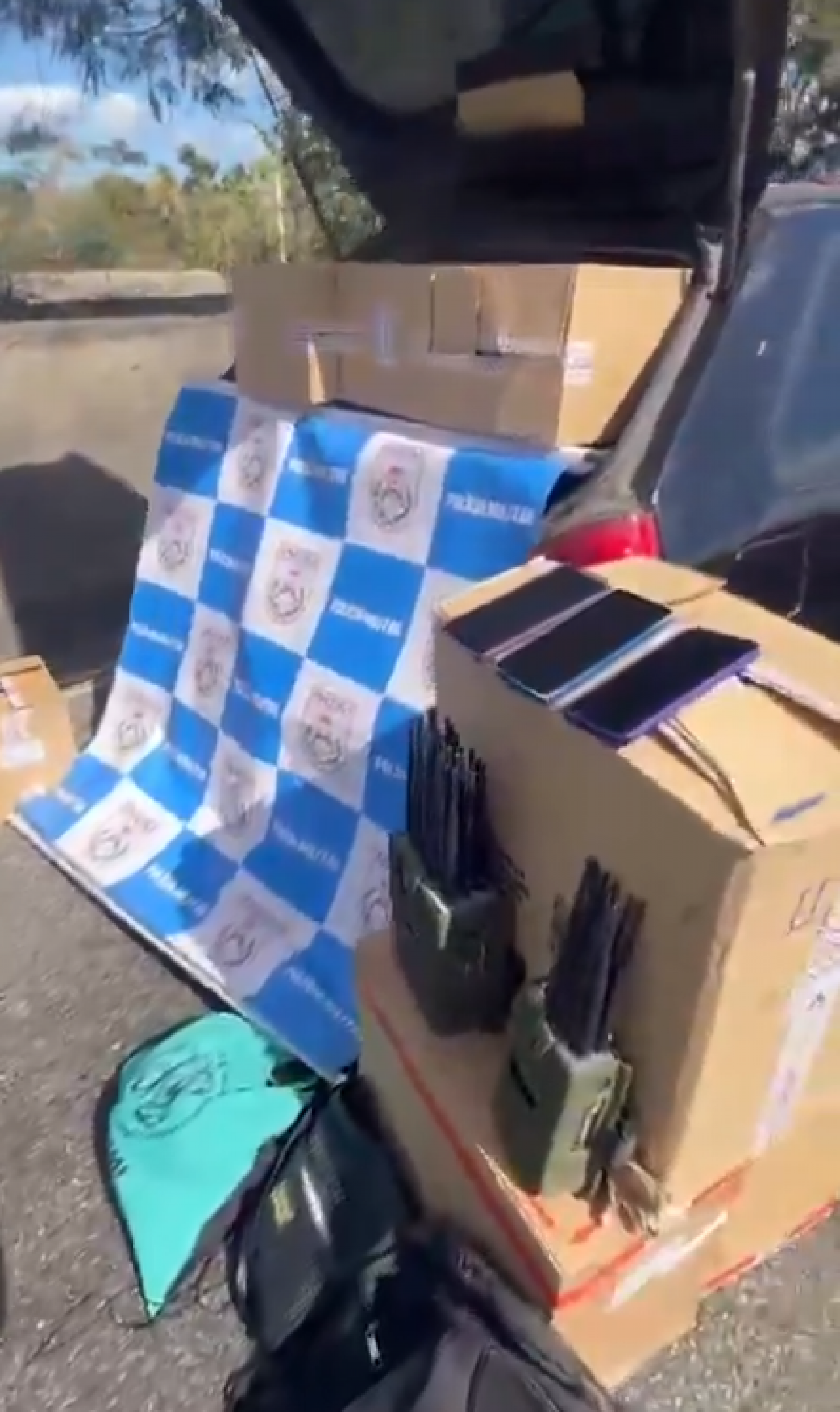 Material apreendido incluía cigarros, celulares, bolsas e bloqueadores de sinal de GPS - Reprodução / Polícia Militar