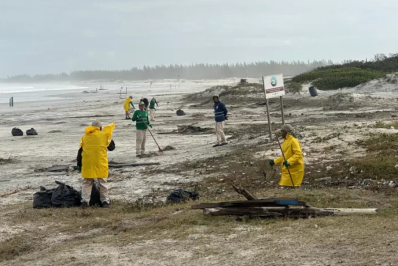 Praia Grande passa por mutirão de limpeza após ressaca em Arraial do Cabo
