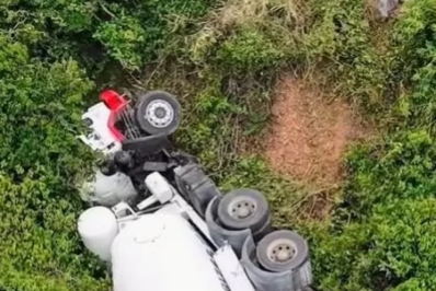Caminhão tomba próximo ao mirante do Pontal do Atalaia, em Arraial do Cabo