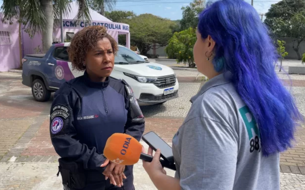 Regiane Costa, coordenadora da Patrulha Maria da Penha, e a repórter Giulia Navarro em frente à sede da Patrulha Maria da Penha
