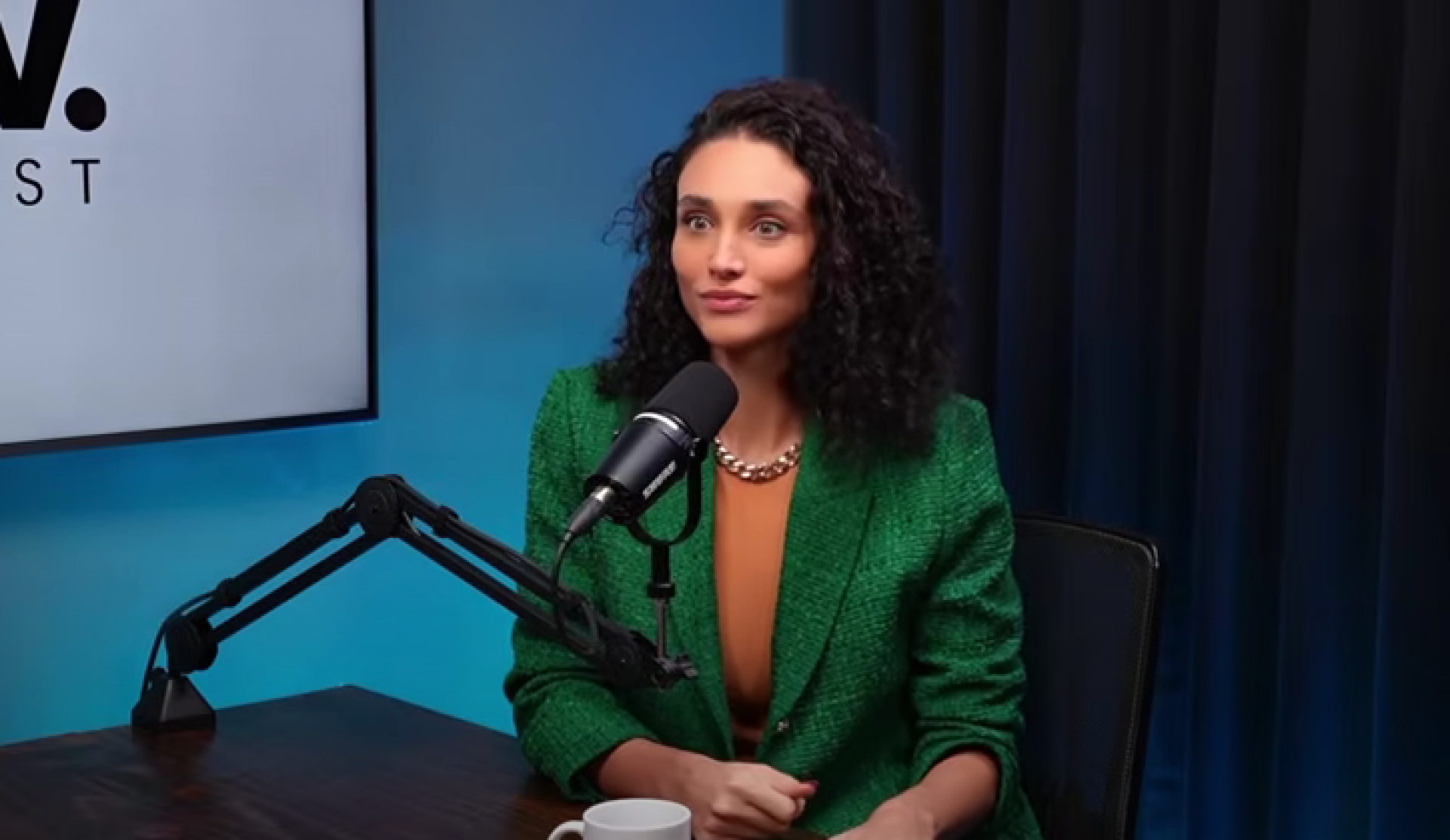 Débora Nascimento conta que aprendeu a recusar fotos com fãs - Reprodução de vídeo