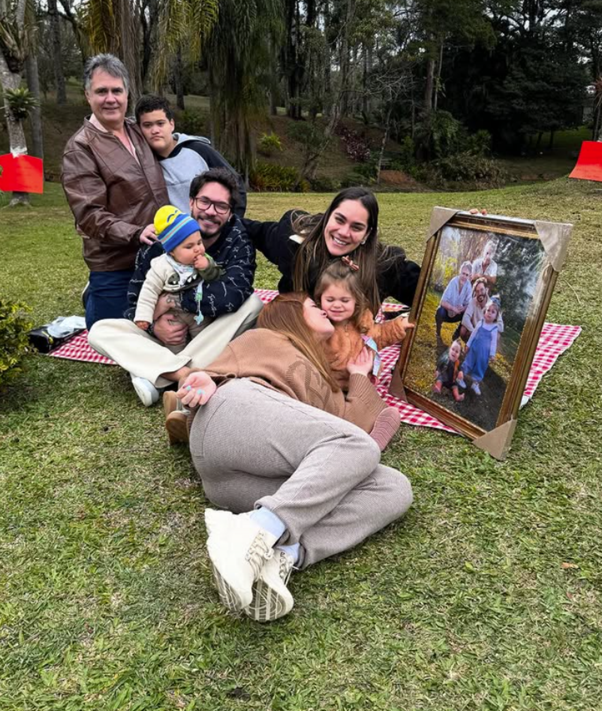 Viih Tube organizou encontro familiar para entregar quadro que reúne gerações e emociona Eliezer
 - reprodução Instagram