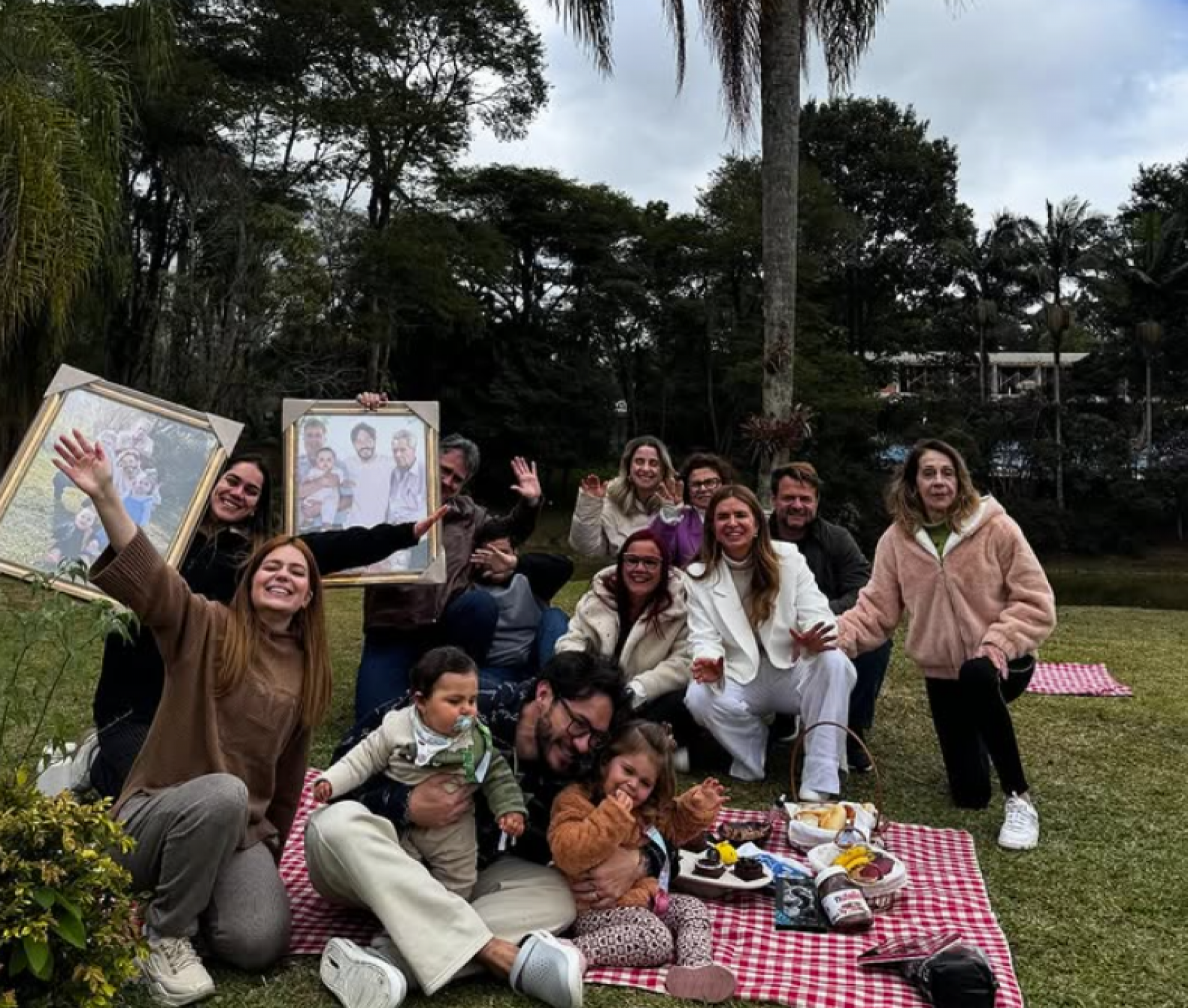 Viih Tube organizou encontro familiar para entregar quadro que reúne gerações e emociona Eliezer - reprodução Instagram