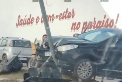 Carro colide contra poste em Cabo Frio
