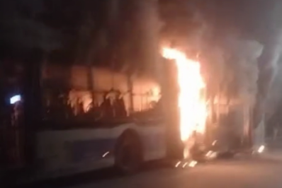 Vídeo: Criminosos incendeiam ônibus com passageiros dentro durante protesto em SP