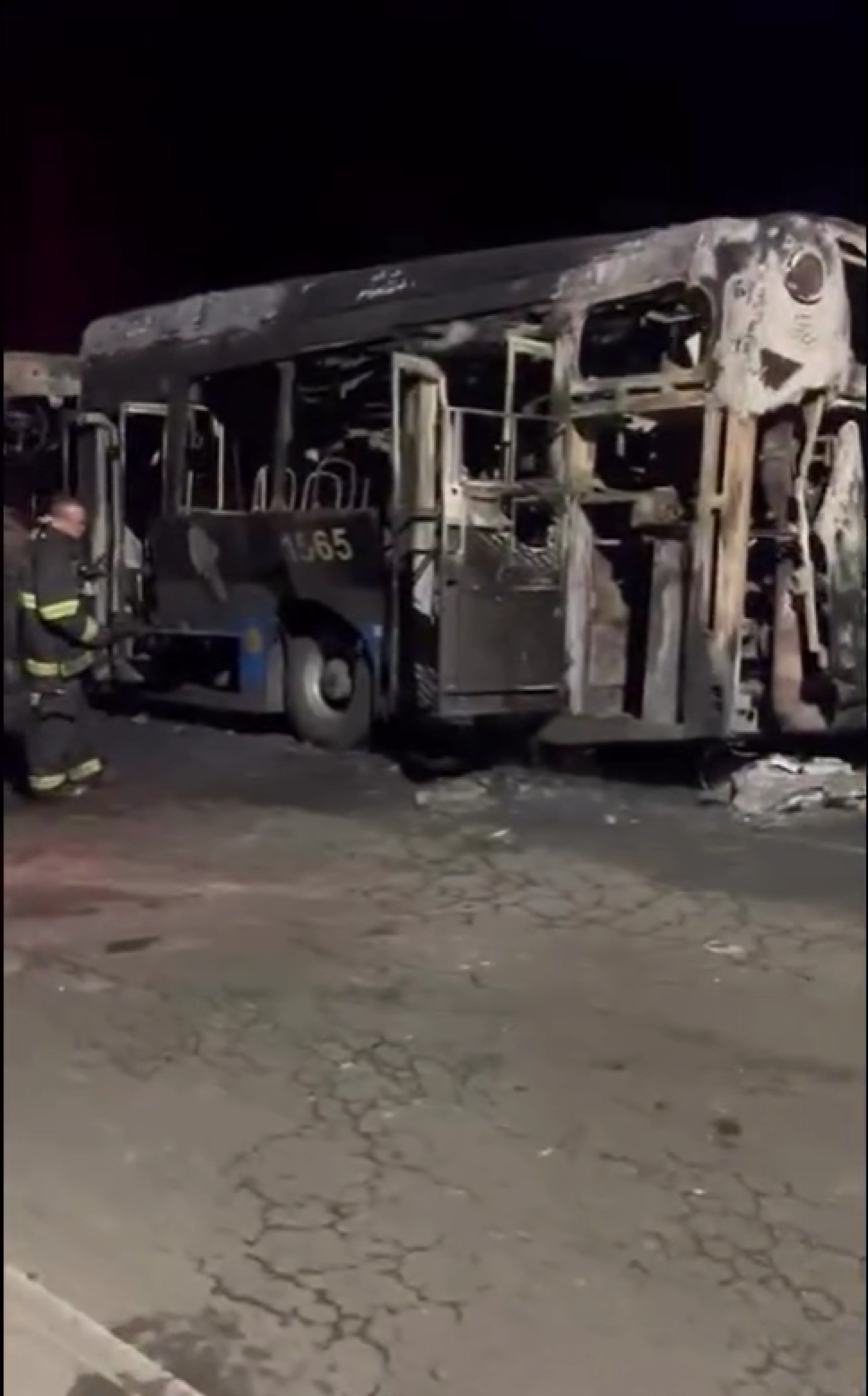 Coletivo foi consumido pelo fogo