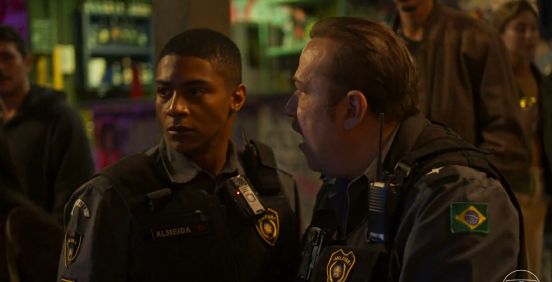 Marlon (Humberto Morais) e Palmeira (Christiano Torreão) flagram Ryan (L7nnon) na batalha de rima - Reprodução de vídeo / X