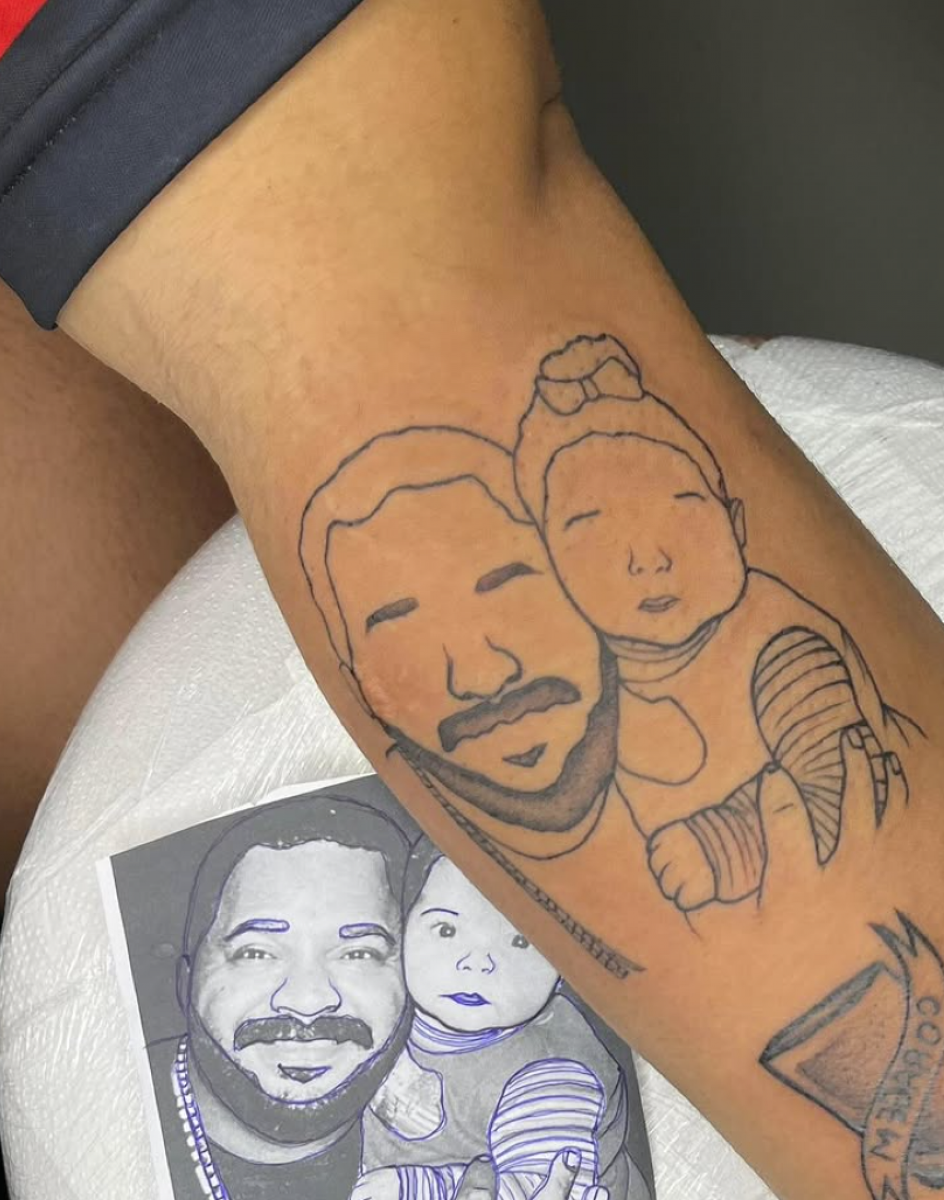 Flora Cruz faz tatuagem em homenagem a Arlindo Cruz  - reprodução Instagram