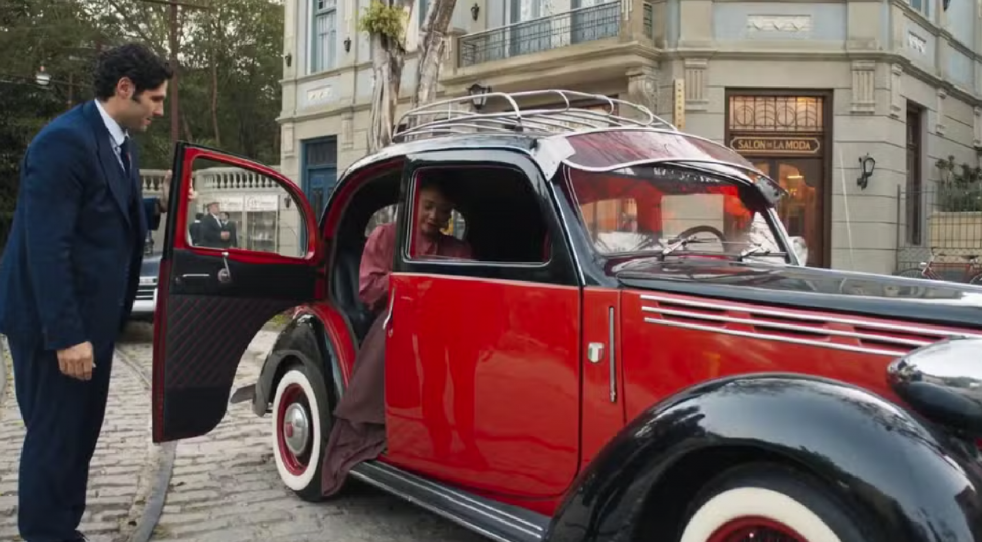 Clóvis não é rico e segredo surpreende Dita - TV Globo