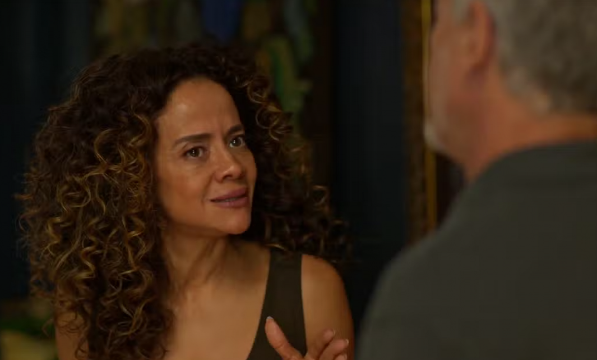 Tânia arma barraco com Filipa, invade fábrica e atira em Jaques - TV Globo