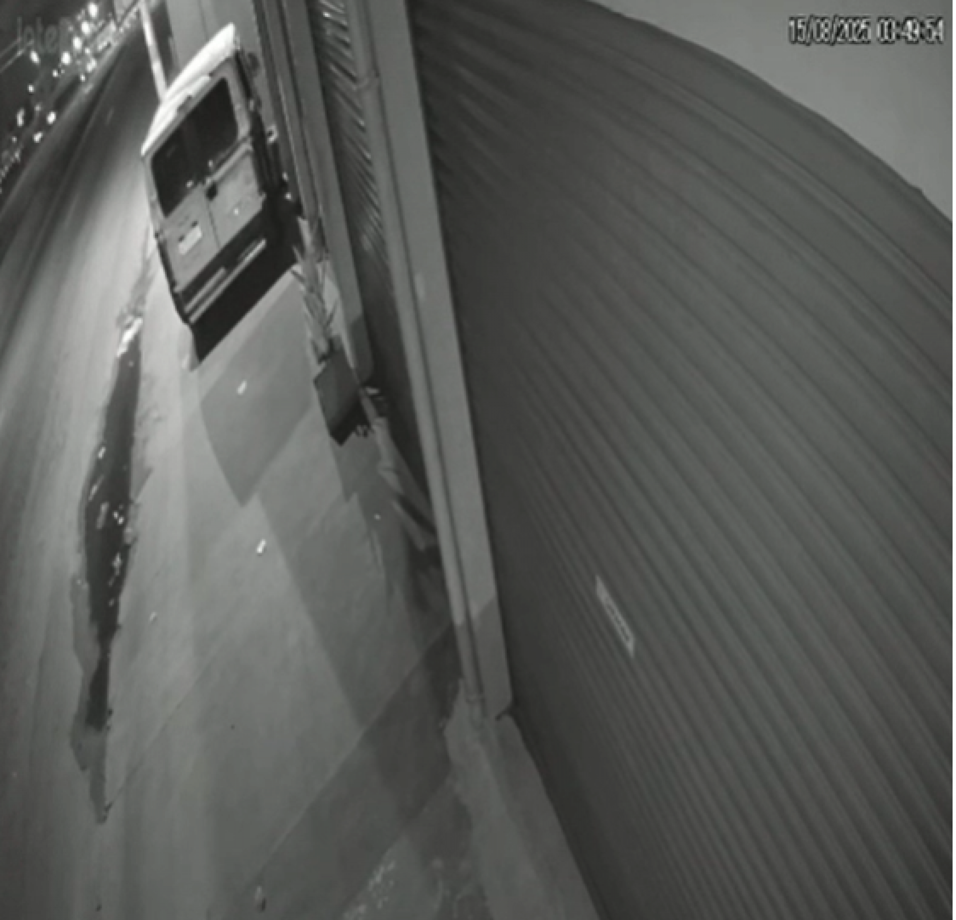 Imagens das câmeras de segurança flagraram a van usada pelos criminosos - Reprodução