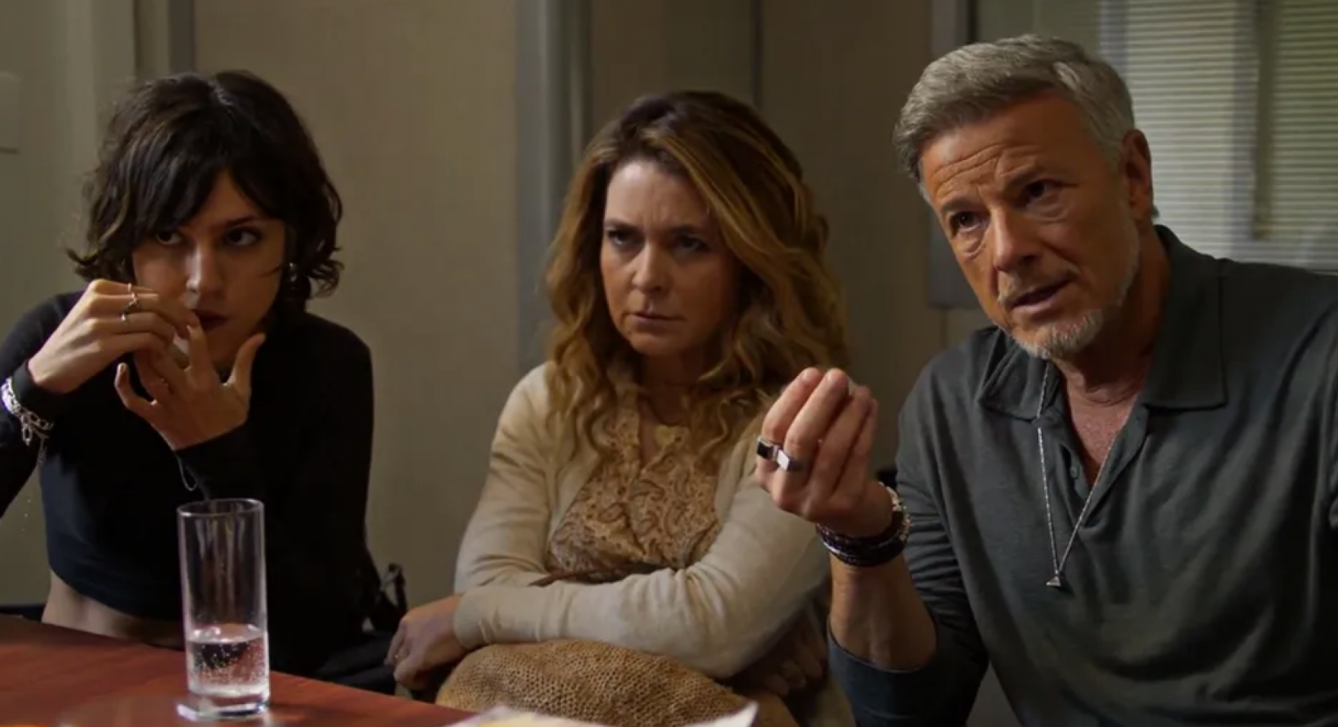 Filipa busca ajuda médica ao lado de Nina e Jaques e descobre condição crônica - TV Globo