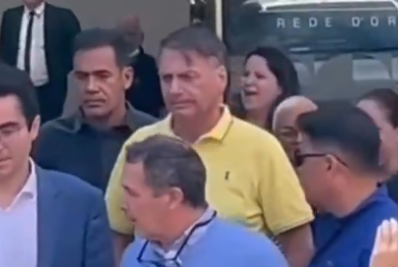 Bolsonaro deixa hospital após exames e vai continuar tratamento em casa