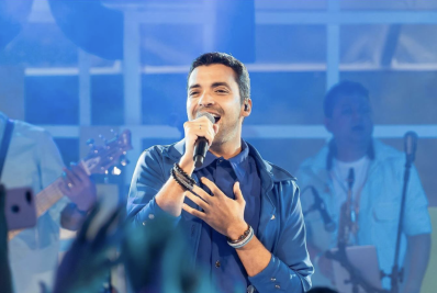 Gustavo Lins se apresenta hoje em Guapimirim