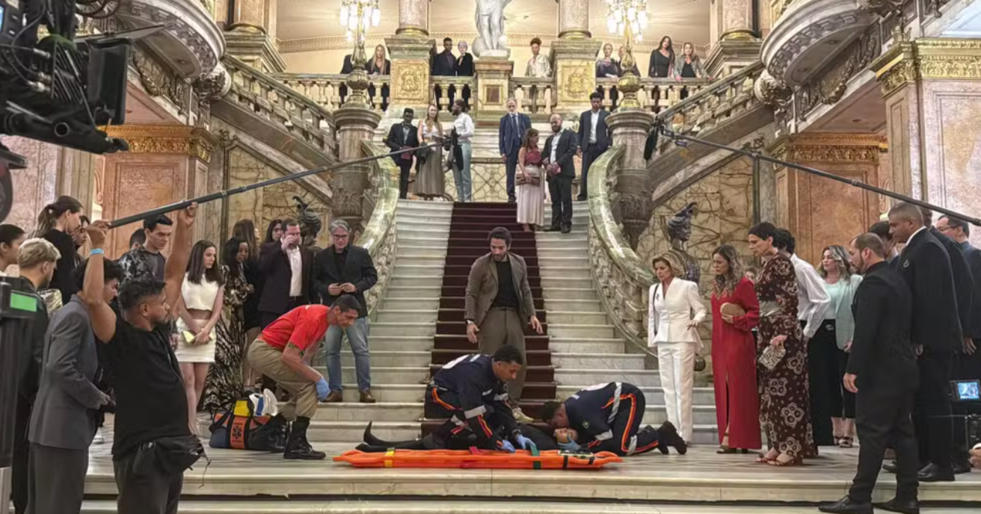 Confronto entre mãe e filha culmina em queda dramática no Theatro Municipal do Rio -  Gshow/Chico Couto