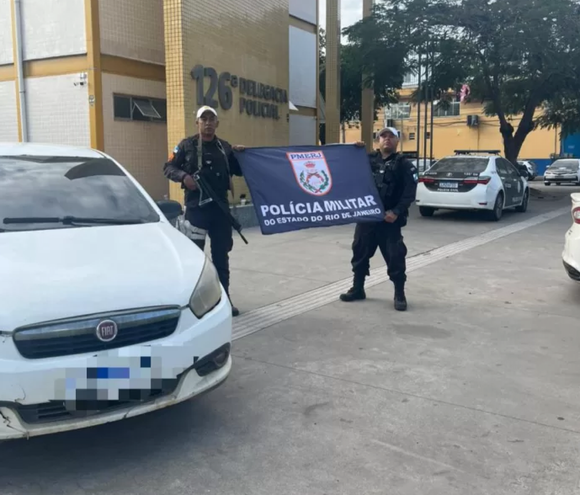 Carro roubado com placa adulterada é apreendido na RJ-102, em Búzios