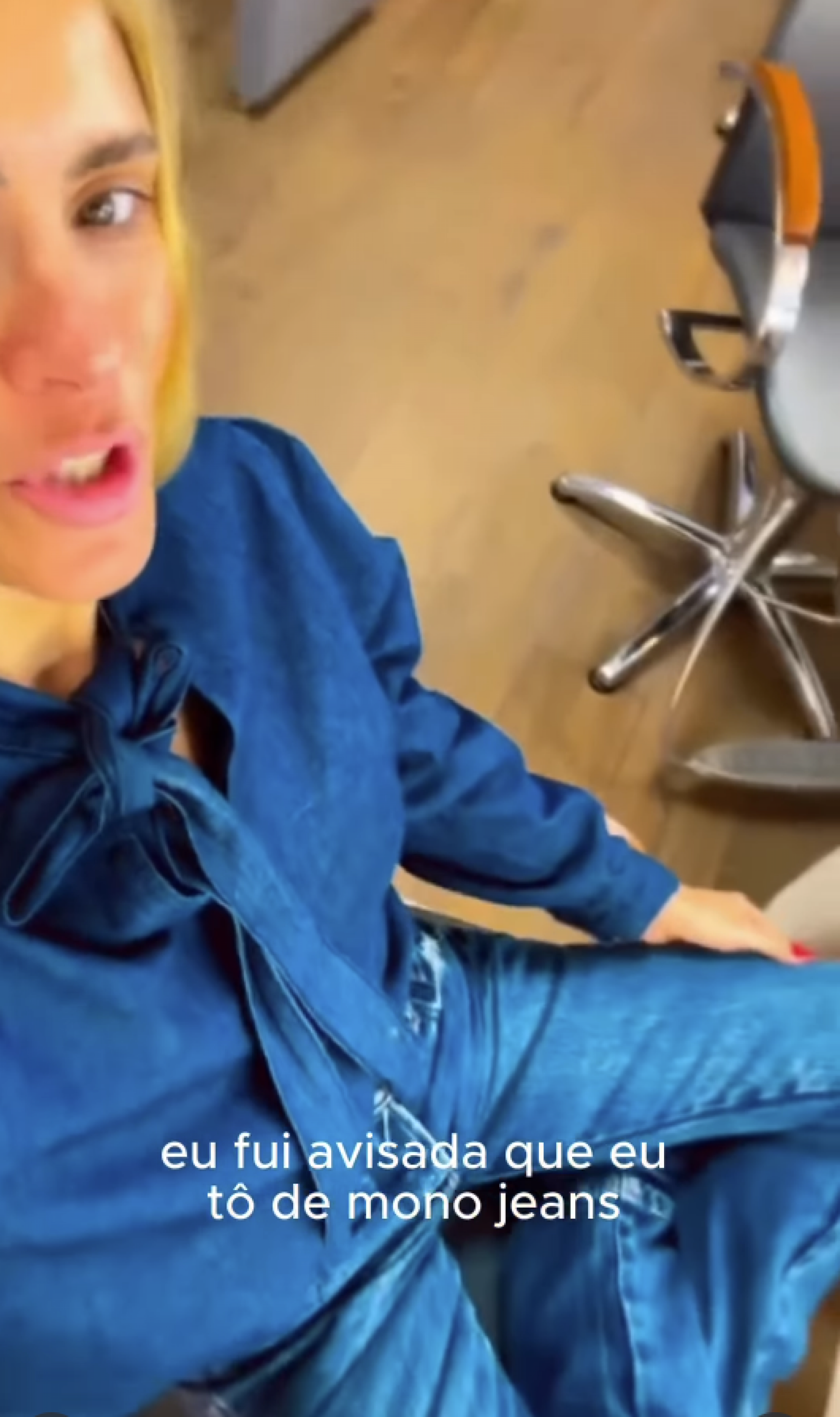 Carol Dieckmmann diverte web ao mostrar reação de Alexandre Nero a look jeans - reprodução Instagram